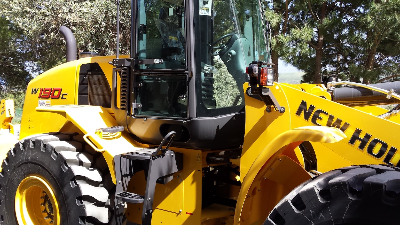 Pale caricatrice gialla New Holland W190C.